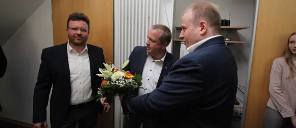 Wahlsieger Mario Hecker (Mitte) nimmt im Kalletaler Rathaus die Glückwünsche des Herausforderers Julian Gerber (CDU, links) und des CDU-Gemeindeverbandsvorsitzenden Marc Meierkord entgegen. - © Jens Rademacher