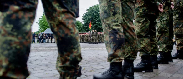 Zahlreiche Reservistinnen und Reservisten kamen im Rahmen des Nationalen Veteranentags zusammen. - © picture alliance/dpa