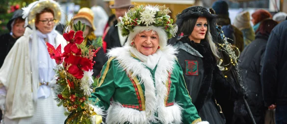 Dass das Charles-Dickens-Festival in Blomberg 2024 derart verregnet war, hat den Verein in eine Schieflage gebracht. Die Solidarität der Mitglieder hat das zumindest teilweise wieder gerade gerückt, obwohl nach dem Vereinsrecht keiner von ihnen direkt haftbar ist. - © Nicole Ellerbrake