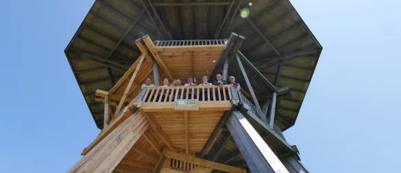 Freuen sich über die Wiedereröffnung des Eggeturms auf dem Preußischen Velmerstot: Roland Schockemöhle (Regionalforstamt Hochstift, von links), Christian Hecker (Hecker System Holzbau), Kurt Kalkreuter (stellvertretender Landrat Kreis Lippe), Michael Stickeln (Landrat Kreis Höxter), Dörte Pieper (Naturpark Teutoburgerwald/Eggegebirge), Christoph Rüther (Landrad Kreis Paderborn) und Willi Glunz (Hauptwanderwart Eggegebirgsverein). - © Jost Wolf