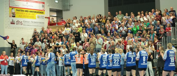 Nach der Finalniederlage gegen Ludwisburg verabschiedete sich das HSG-Team von den Fans. - © Paul Cohen