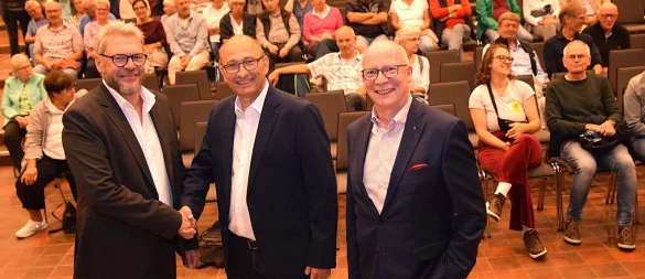Redakteur Gunter Held (r.) begrüßt die beiden demokratischen Bürgermeisterkandidaten Peter Heepmann (SPD, l.) und Carsten Ehmer (CDU) zur Podiumsdiskussion in der Aula des Niklas-Luhmann-Gymnasiums. - © Karin Prignitz