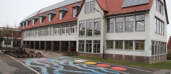 Die Polizei ermittelt nach einem mutmaßlichen Vorfall mit einem Messer an der Grundschule Horn. - © Dieter Asbrock