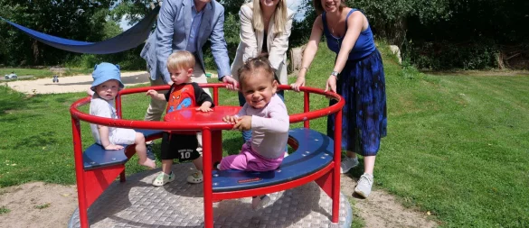 Bei der symbolischen Übergabe des neuen Kinderkarussells: Björn Hartmann (Leiter Bereich Personal Brasseler), Laura Fuchs (Unternehmenskommunikation Brasseler) und Angelina Eichmann (ständige Vertretung der Dorfleitung Westfälisches Kinderdorf, von links) – gemeinsam mit Kindern aus dem Kinderdorf. - © Westfälisches Kinderdorf