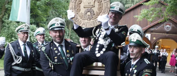 Alexander Vorndamme-Zentarra behauptete sich auch in diesem Jahr beim traditionellen Königsschießen und wurde zum Kaiser inthronisiert. - © Juliana Szabo