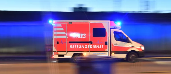 Eine BMW-Fahrerin musste nach einem Unfall in Augustdorf mit dem Rettungswagen ins Klinikum gebracht werden. - © picture alliance/dpa