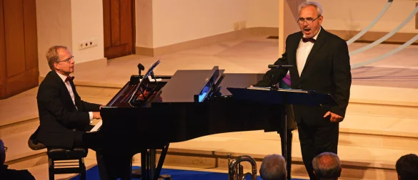 Burkhard Schmidt (links) und Gottfried Meyer als Duo Kurzweil erfreuten das Publikum in Hiddesen. - © Nicole Ellerbrake
