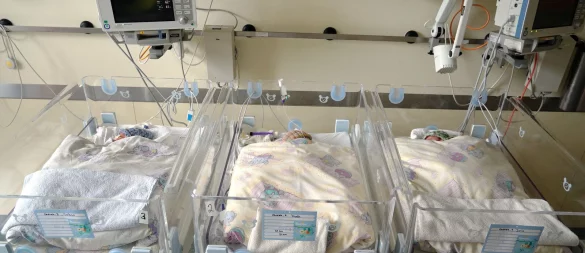 Die Betten der Drillinge Noah, Oskar und Joris stehen nah beieinander. Mit um die 2.000 Gramm sind die Drillinge gut und weit entwickelt. Doch sie müssen noch einige Zeit zur Überwachung im Klinikum verbringen. - © MKK