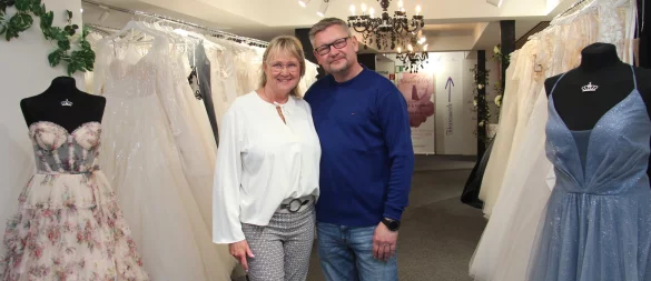 Claudia Stenten und ihr Mann Arne Bednarzik betreiben das Brautmoden-Geschäft "Trau(m)kleid Lippe". Sie sind nun auch in der Lemgoer Mittelstraße zu finden. - © Nadine Uphoff