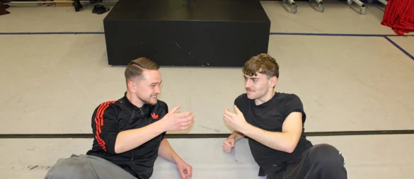 LZ-Volontär Raffael Giebel (links) genießt mit Teilnehmer Bela Buhrmester einen imaginären Drink am Strand. - © Fotorechte: Raffael Giebel