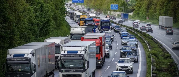 Die ohnehin stark frequentierte A2 wird zum Ferienstart am Freitag, 13. Oktober, voller als sonst. - © Paul Brinkmann