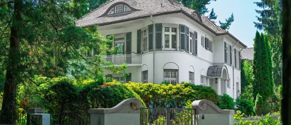 Die Villa an der Emilienstraße 6 steht derzeit zum Verkauf. Vielen Güterslohern ist das markante Haus durch Spaziergänge im Stadtpark optisch vertraut. - © Stefan Derschum