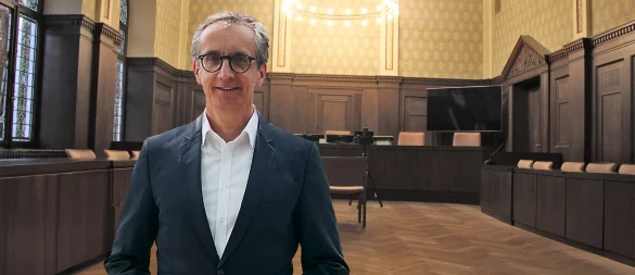 Dr. Jens Blüggel aus Detmold ist Präsident des Landessozialgerichts Essen. Der 58-Jährige setzt sich dafür ein, Gesetze und Rechtssprechung für Jedermann verständlich zu machen. Am Donnerstag, 6. November, hält Büggel dazu einen Vortrag im histirischen Gerichtssaal am Landgericht Detmold. - © Fotos: Silke Buhrmester/ Janet König Montage: Thomas Stechemesser