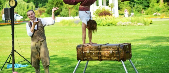 Das Akrobatik-Duo Kira & Anders zeigt ihre Geschichte von Mr. & Mrs. Twistly - © Nicole Ellerbrake