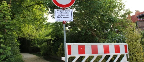 Ein Hinweisschild macht deutlich, dass das Passieren des Weges derzeit nicht erlaubt ist. - © Lorraine Brinkmann