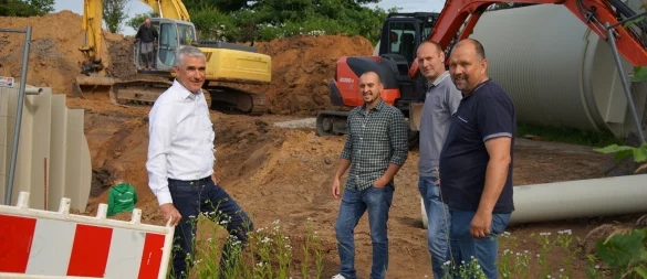 Erster Beigeordneter Thorsten Paulussen sowie Sven Ranft, Jan Runte und Sven Anders vom Fachteam Stadtentwässerung und Wasserwirtschaft der Stadt Lage beim Ortstermin auf der der Baustelle in Pottenhausen. - © Stadt Lage