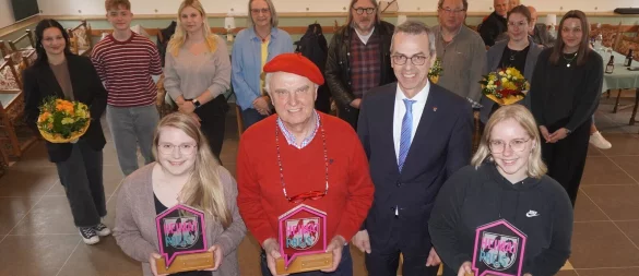Bürgermeister Jörg Bierwirth (vorne, 2. von rechts) übergibt die Heimatpreise an die drei Preisträger. Melina Pellmann (vorne von links, Vorstand Trägerverein Church), Josef Kirchhoff (Schwalenberger Nachtwächter) und Antonia Jeske (Vorstand Jugendkreis Brakelsiek) neben diese stellvertretend für die Gruppen und Vereine entgegen. - © Michaela Weiße