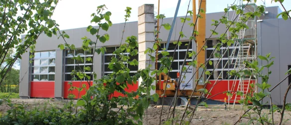 Das neue Gerätehaus für die Löschzüge Almena und Laßbruch nimmt mehr und mehr Gestalt an. Rund um die Kosten gibt es aber Diskussionsbedarf in der Politik. - © Lorraine Brinkmann