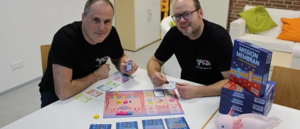 Erik Robert (links) und Daniel Hitzing haben den Brettspielverlag "Didact Games" gegründet und zeigen ihr erstes Spiel "Mission Membran". - © Lorraine Brinkmann