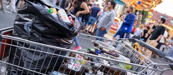 Mit einem Einkaufswagen, in dem er die Pfandflaschen sammelt, ist ein Paderborner während Libori unterwegs. - © Niklas Tüns