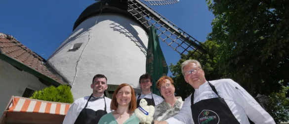 Dennis Erk, Anna-Kathrina Lemke, Mathis Dette sowie Birgit und Holger Lemke (von links) freuen sich über die erneute Auszeichnung mit dem "Bip Gourmand" des Guide Michelin. - © Jost Wolf