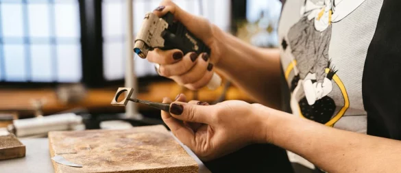 Kreativität trifft Handwerk: Beim Goldschmiede-Workshop im Rahmen des Kulturrucksacks NRW gestalten Jugendliche ihr eigenes Schmuckstück. - © Artist Archive