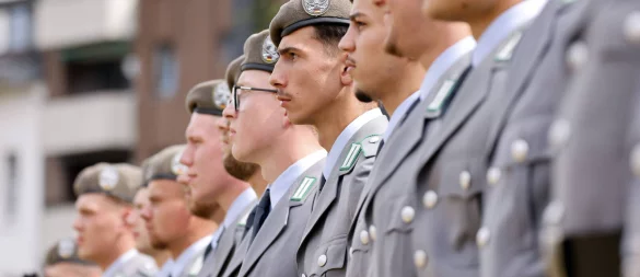 Ab dem kommenden Jahr müssen junge Männer in Deutschland ihre Eignung und Bereitschaft zum Wehrdienst angeben. Seitdem das beschlossen wurde, steigt die Zahl der Anträge auf Anerkennung der Kriegsdienstverweigerung stark an. - © IMAGO/Panama Pictures