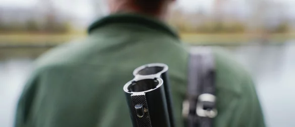 Mit dem Gewehr in den Wald? - Zurzeit funktioniert das für all die nicht, die immer noch auf die Verlängerung ihres Jagdscheines warten, obwohl die Saison längst begonnen hat. - © picture alliance/dpa