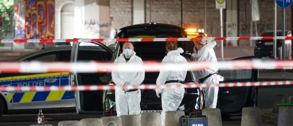 Die Mordkommission ermittelt vor der Bielefelder Bar "Cutie". - © Paul Brinkmann