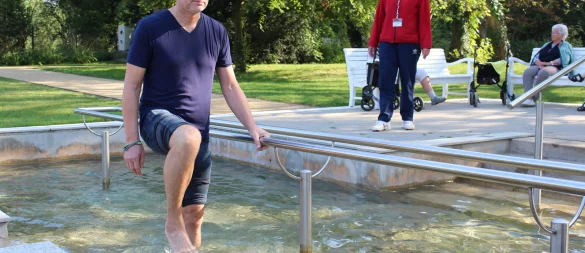 Auch der ehemalige Fußball-Nationalspieler Thomas Helmer hat sich von der Qualität der Kneipp-Becken in Bad Salzuflen bereits überzeugt. Jetzt lädt die Stadt zu einem Kneipp-Gesundheitstag ein. - © Sandra Castrup