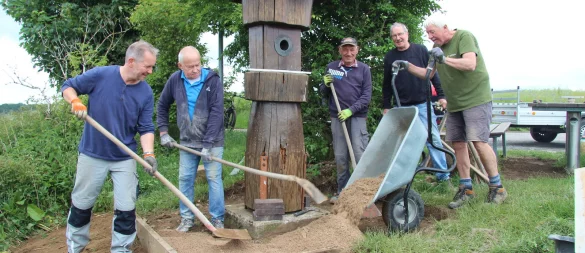 Machen den Taller Wichtel hübsch: (von links) Michael Hahn, Udo Hartwig, Uwe Kortfunke, Rainer Dubbert und Bruno Güse. - © Nadine Uphoff