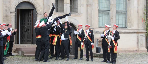 Die Braker Schützen lassen ihren neuen König Oliver Charles hochleben. - © Chiara Wibbeke