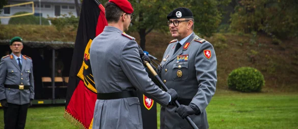 Briagdegeneral Marco Eggert (rechts) übergibt die Truppenfahne des neu aufgestellten Artilleriebataillon an Oberstleutnant Fabian Kolbe. - © Bundeswehr