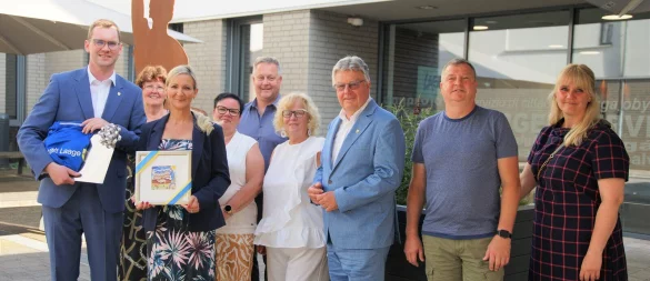 Tauschten Gastgeschenke aus: Lages Bürgermeister Matthias Kalkreuter (links) und Laages Bürgermeisterin Christin Zimmermann (Dritte von links). Mit dabei waren (von links) Karin Schmidt, Stefanie Giese, Alexander Henkel und Marita Osterloh (alle von der Stadtvertretung Laage), Lages stellvetretender Bürgermeister Rudolf Stölting sowie Andreas Knoch und Kristin Herrmann (beide von der Stadt Laage). - © Stadt Lage
