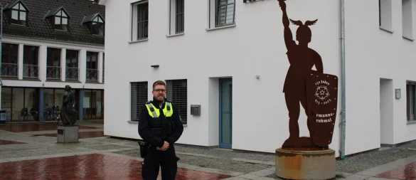 Augustdorf hat einen neuen Bezirksdienstbeamten. Polizeihauptkommissar Jörn Fischer ist seit September im Dienst und hat für die Bürger immer ein offenes Ohr. - © Raffael Giebel