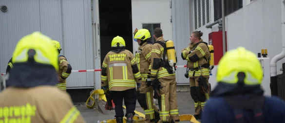 Die Feuerwehr bekämpfte eine massive Verrauchung in einer Industriehalle. - © Blaulichtfotografen