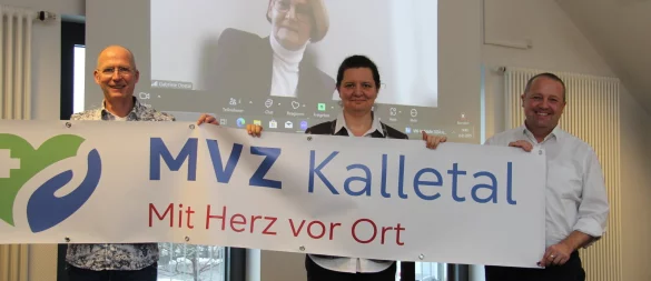Vor dem Start des MVZ waren die Beteiligten Arzt Frank Norrenbrock (von links), Ärztin Imola Kalló, Bürgermeister Mario Hecker und Geschäftsführerin Gabriele Dostal (im Hintergrund) guter Dinge. Doch nun liegen die ersten Zahlen unter den Erwartungen. - © Nadine Uphoff (Archivfoto)