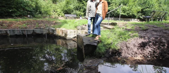 Anita und Arno Loock am Tretbecken an der Wapelaue in Schloß Holte-Stukenbrock im Kreis Gütersloh. - © Sigurd Gringel