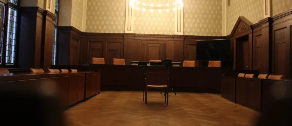 Der Saal 143 ist der wohl schönste Saal im Landgericht Detmold. Hier finden ausschließlich Zivilprozesse statt. Früher hat hier der Landtag im Fürstentum Lippe getagt. Nun wird der Sitzungssaal zur Theaterbühne. - © Janet König