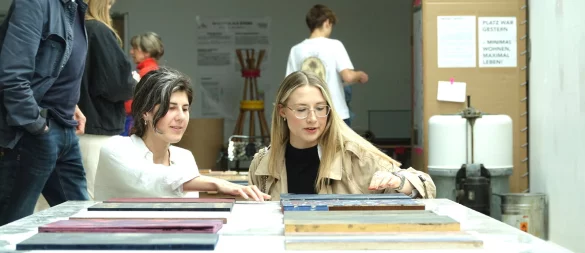Ehemalige Studentinnen bei der "Materialschau" der Innenarchitekten: Sophie (rechts) und Marilena haben in Detmold studiert und arbeiten heute in Düsseldorf und Lage. - © Axel Bürger