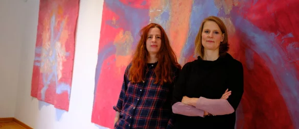 Annika Unterburg (links) und Tanja Hehmann in der Ausstellung vor Arbeiten von Annika Unterburg. - © Sven Koch