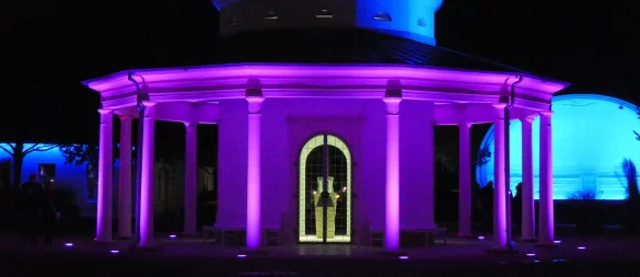 Star des Lichtkonzepts ist der Brunnentempel aus dem Jahr 1842. Im Hintergrund wird rechts die Konzertmuschel angestrahlt. - © Jost Wolf