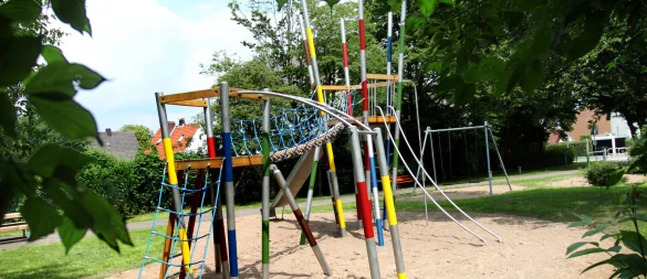 Auf diesem Spielplatz in Löhne soll es zu dem Vorfall gekommen sein, den Ermittler zeitweise für eine versuchte Kindesentführung hielten. - © Felix Eisele