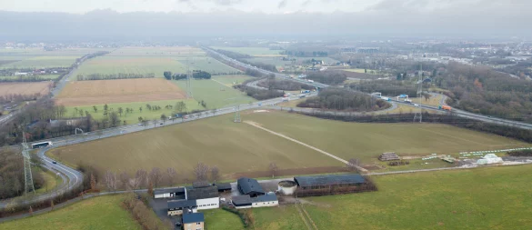In diesem Bereich an der B1 und A33-Anschlussstelle Paderborn-Zentrum könnte die Multifunktionsarena neben einem geplanten Baseball-Stadion entstehen. (Archivbild) - © Niklas Tüns