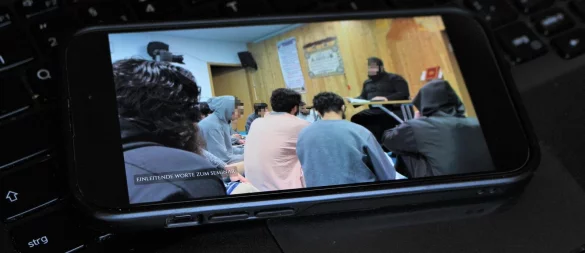 Der Kopf von der Salafisten-Gruppe "Nur al Ilm" hält Mitte März vor etwa 20 jungen Männern einen Vortrag in Gütersloh. Treffen des "Brüdertreffens" landeten später in sozialen Medien. - © Lukas Brekenkamp