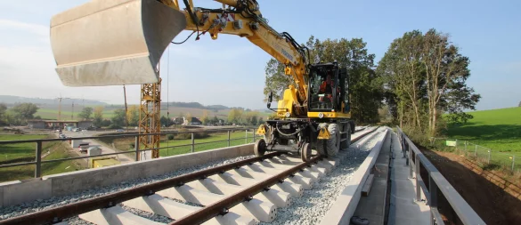 Bauarbeiten auf der Schiene im Begatal: Das Archivbild von 2019 zeigt, wie auf einer neuen Eisenbahnbrücke über die Barntruper Umgehungsstraße Schienen verlegt werden. Würden Begatal- und Extertalbahn als Teststrecke für die Monocabs genutzt, könnte das eine Vorstufe für die Reaktivierung der Strecken für den normalen Zugbetrieb sein, glauben die Verantwortlichen. - © Jens Rademacher