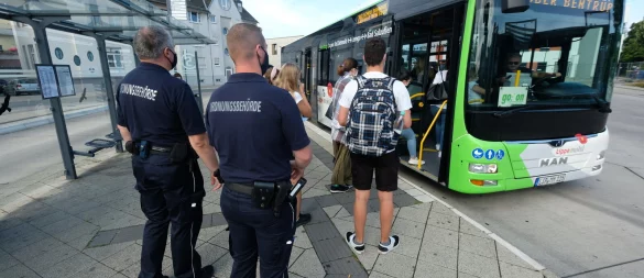 Der Kommunale Ordnungsdienst während der Corona-Zeit im Einsatz am Detmolder Bahnhof. - © Sven Koch