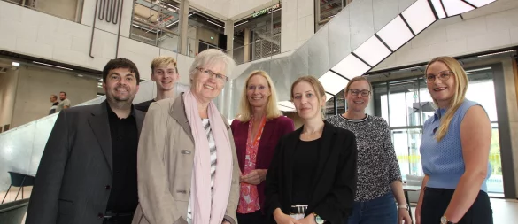 Machen gemeinsame Sache (von links): Professor Dr. Josef Löffl (Leiter des Instituts für Wissenschaftsdialog an der TH OWL), sein Mitarbeiter Jan Lukas Fründ, Andrea Lemm (Leiterin Volkshochschule Lippe-Ost), Ute Reichert (Leiterin Volkshochschule Lippe-West), Ninja Hussain (Institut für Wissenschaftsdialog), Dr. Sonja Girod (Fachbereichsleiterin Volkshochschule Detmold-Lemgo) und Rieke Becker (pädagogische Mitarbeiterin Volkshochschule Lippe-Ost). - © Jens Rademacher