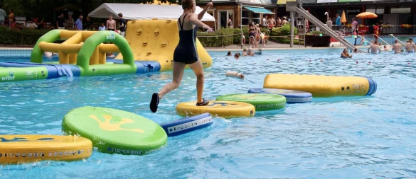 Wackelbrücken-Rennen im Waldfreibad Hörste kommt Ninja-Warrior-Stimmung aus. - © Heidi Stork