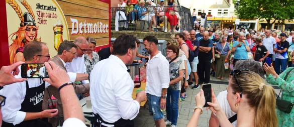 Die Stadtwette ist für den Bürgermeister und Landesverband verloren: Mehr als 150 Hermänner kamen zum Denkmal und eine Thusnelda zum Marktplatz. Also gibt es Cocktails für alle. - © Nicole Ellerbrake